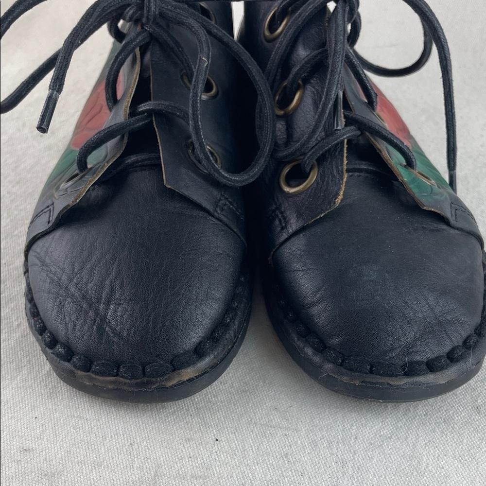Leather Shoes with Floral Design Size 5 - Picture 6 of 10